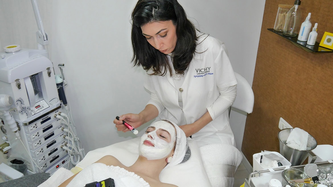 Кто такой косметолог?